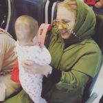 Behnoush Bakhtiari Instagram - تاخیر پرواز شیراز باعث رفاقت مادوتا شد...در نهایت که شیشه شیرش رو خورد....و بعد اینهمه رفاقت روی ما بالا آورد🤣🤣🤣🤣🤣🤣 من هلاک بچه هام...چه سالم...چه مریض💙💚❤