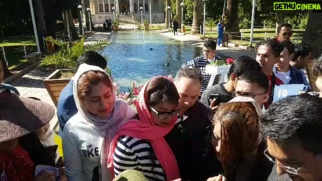 Behnoush Bakhtiari Instagram - با اینکه به دلیل مناسب نبودن آب و هوا...پرواز شیراز با تاخیر چند ساعته انجام شد...ولی کمال تشکر رو از شیرازیهای عزیز دارم که ساعتها منتظراین حقیر ایستادن...زبونم از اینهمه محبت شما قاصره