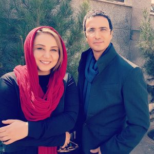 Behnoush Bakhtiari Instagram - همراه با محمدرضا فروتن عزیز پشت صحنه فیلم سینمایی آقای سانسوربه کارگردانی علی جبارزاده...آقای فروتن گل....هنرمندی که در موسیقی و روانکاوی هم استاداست....یک استاد به تمام معنا...
این فیلم برای جشنواره فجر اماده میشود.