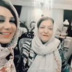 Behnoush Bakhtiari Instagram – بابا من خیلی عاشقتم…..مادرم قربون دعات برم که گیراست و دلت که مثل دریاست…کاری ندارم که ساداتی و میگن سادات احترام دارد….قبل از همه چیز انسان خوبی هستی مادر….چه چیزهایی رو خیلی غریزی و به قول خودمون سوسکی بهمون یاد دادی و الان که در دل جامعه هستم متوجه میشم چه خوب که پیش خدا سر بلند شدم…. هر چند که گاهی شبها که میام بخوابم ازت حرصم میگیره چرا تا این حد منو ساده و نجیب و صبور تربیت کردی؟؟؟مادر خیلی کلاه سرم رفت…. مادر پولمو بردن با زرنگی …. مادر روحمو کشتن با پدر سوختگی …. مادر رنج زیادی کشیدم تا بزرگ شدم …. فقط بخاطر شرم بیش از حد و رعایت حرمت‌ها…..خوش به حال اونایی که مادرهای زرنگ قالتاق دارن… انقد رنج نمیکشن… اما من دستاتو میبوسماااا… فک نکنی متوجه این نیستم که ذات خوب مثل چاه نفت ازش خیلی چیزای پر ارزش در میاد…. ولی خب رنج این کمرویی و حجاب روحی رو هم خیلی بردم…. کاش انتقام و مثل خودشون شدن رو بلد بودم ….شرم خیلی هم اخلاق سالمی نیست مادر … من خیلی چیزها رو به خاطر شرم و حیا و رودرواسی و معرفت در رفاقت و در همکاری و در ارتباط عشقی از دست دادم…. روزت مبارک ای که ستون مهره هایم هم از توست … ای که سلول های تنم و وجودم از توست … فراتر از عشقی… اصلا در بیان تو کلمه چیه؟؟؟ولش کن… خودت میدونی و خدا که در دلم چیست❤️

با تمام وجودم هر آنچه مهر در دل دارم خیرات میکنم برای مادر پدرانی که این دنیا رو ترک گفتند…میدونم امروز روز غریبی برای کسانی هست که طعم مادر پدر داشتن را از دست دادند… با علم بر اینکه این دنیا محل گذر برای همه ماست به همه شما عزیزان تسلیت میگم… و یاد تمام پدر مادرها همیشه گرامیست… با امید به اینکه روحشان هم شاد باشد🖤

جدی به نظرت دوست خوبم مادرا بهتره فرزندشون  رو چطور تربیت کنن برای این اجتماع فعلی؟؟؟؟؟؟😞❤️‍🔥😞❤️‍🩹 منزل