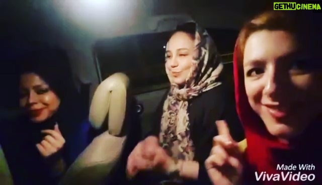 Behnoush Bakhtiari Instagram - اینم ذوق ماو حس خوب اتحاد ایرانی..😲..فوتبال و آشتی باندا... دوستی که پنج ماه ازش دورشدم....و به عشق ماه رمضان و رسم بخشش....دوباره دوست شدیم....و فوتبالم یه دلیلی برای اینکه بخندیم به تمام عصبانیتا.....قربون خدا برم که ماه رمضان دل آدم رو از پنبه هم نرم تر میکنه......با هرکی تو قیافه اید...پاشیدماچش کنید..😚 ..تنها بهانه ای که میشه براش شادی خالص کرد همین فوتباله.....خنده قلب انسان رو نورانی میکنه....من نمیتونم....نمیتونم کینه در دلم نگه دارم....میگن بهنوش الزایمر داره و یادش میره....در مسیر انسانیت.....بله من آلزایمردارم....و تمام چیزای بد رو فراموش میکنم....نداجان خوش امدی به قلبم @neda_niboo پی نوشت: به غنج ته دل آدما نگید جلف بازی....💖💖💖