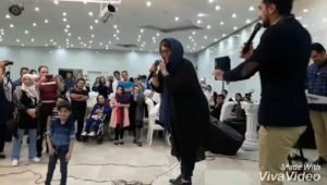 Behnoush Bakhtiari Instagram - انجمن ام اس و افطاری و شاباش شاباش‌....تعداد کسانی که ام اس دارن خیلی زیاده...ولی یه شعاری داشتن که خیلی خوشم اومد....
ام اس یعنی من سالمم......بی خیال بیماری
مدیر برنامه خوب من آقای شهجویی عزیز هم ام اس دارن....ولی فعال و کوشا کار میکنن و انگار نه انگار.....دمشم گرم.... راستش وقتی فیلم میذارم....میدونم بعدش مردم میرن و به اینجور انجمنا سر میزنن.....دلم به همین خوشه وبه هیچ عنوان قصد خودنمایی ندارم
معتقدم ماه رمضان....ماه شاد کردن دل آدمهاست
#behnooshbakhtiari
دوستان همراه و عزیز هشتگ فراموش نشه با اسمم