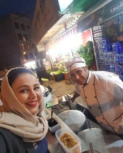 Behnoush Bakhtiari Instagram - احسان خان گل.....حلیم فروش محلمون.....ازاون ادمای دبش ودریادل روزگار.....اقا شل وپلتم.....که وقتی روزه داری دم افطار میاد ازت خرید کنه.....مجانی حلیم و شله زرد و آش رشته مهمانش میکنی....قربون این شهر و محلمون و بچه محلامون بشم...که صفای دلشون به تمام دنیا می ارزه.....وقتی رای گیری بهترین بازیگرزن تلویزیون شروع شد تمام بچه محلامون و کاسبای محل... کد رای منو زده بودن به در ودیوار....اینجوری با معرفتن آخه......چجوری آدم جبران کنه عشق این ادمارو......آخه من سربازتونم ددددددد....😙😚 #behnoosh_bakhtiari