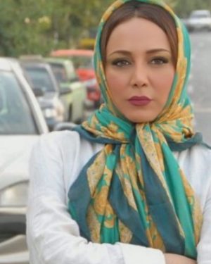 Behnoush Bakhtiari Instagram - روز بازیگر رو به تمام همکارهای عزیزدلم تبریک میگم....فقط خودمون میدونیم که چه زحمت و مرارتی دارد این حرفه.....و همینطور خانمهای بازیگرمون که ابزار مو و بدن و تیپ و لباس رو ندارن و فقط با صورتشون باید بازی کنن و تاثیرگذار هم باشن......دم همه خانمهای بازیگرمون گرم.......متاسفانه بعضی دوستان با عملکرد اشتباه باعث شدن کل حرفه بازیگری زیر سوال بره.....ولی همه مثل هم نیستند.....دلم میخواد وقتی پدرو مادری ازمن میپرسن که محیط سینما چطوره....بچه من بیاد تو این سیستم..؟؟؟..روم بشه با جرات بگم بگذار فرزندت دنبال رویاش بره.....همکاران من در شرافت و انسانیت همتا ندارن.....یاعلی
گریم خانم تینا افشاردر فیلم دلبستگی
@tina.afshar13 
@bahman.goudarzi