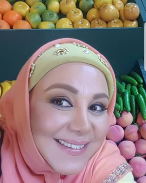 Behnoush Bakhtiari Instagram - طراح گریم:شهرام خلج عزیز.......خانم چمنی میمیره براتون بچه ها.....یه عکس تقدیم به کوچولوایی که با حرفهای خانم چمنی....فهمیدن که باید میوه و سبزیجات بخورن....و تغذیه سالم داشتن رو جزوعادتهای خوب زندگیشون بکنن...اگه میخواین بزرگ بشید....سالم باشید......خوب غذا بخورید....و ساعت دوازده شب نذارید مامانتون به خانواده قورمه سبزی چرب و باقالی پلو گردن چرب بده......آب زیاد بنوشید.......مامان باعث سکته زودهنگام میشه اگه این کارو بکنه.....به بابا بگو سیگارنکشه یا کم بکشه......خانم چمنی و یگانه اش همتون رو دوج دارن........گریم:نسترن ربیعی...
#behnooshbakhtiari