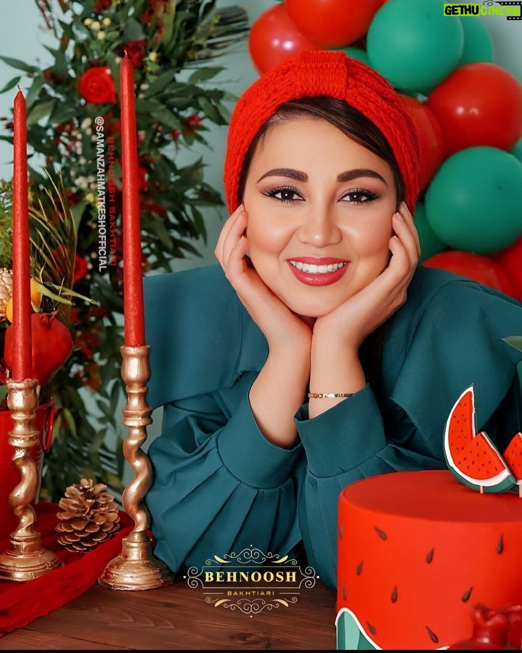 Behnoush Bakhtiari Instagram - استقبال زودهنگام از یلدا بخاطر کمبود شادی و دلگرمی… دلم میخواست زودتر یه روزی بیاد که به هواش بهم تبریک بگیم و دلمون گرم بشه… ❤️💚🤍میدونم خیلی اوضاعمون بده ولی واقعا دیگه جون استرس و تلخی ندارم ❤️🩹یلدا مبارک❤️💚 @samanzahmatkeshofficial @shams.house8 #behnooshbakhtiari واحد پول ایران هم اینجوری شده ضمنا ❤️ واسه حسابدارا : ریال واسه کارگرا : تومن واسه مغازه دار : میلیون تومن واسه بنگاهی و نمایشگاه دار : میلیارد تومن واسه اختلاسگرا : میلیارد دلار
