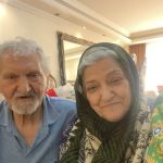 Behnoush Bakhtiari Instagram – کلمه الهی برای اینه که همه تو‌خانواده ما عادت قدیمی به دعا کردن دارن…میدونم دور از جان ،خیلی از دوستام خانواده هاشونو از دست دادن…و از همینجا میبوسم روح پدران و مادران رفته را و این رسم دنیاست… 😞شاید هم ما زودتر از همه رفتیم …بابا به من غر زد که چرا نذاشتی کراواتمو بزنم؟؟تیپ بزنم… مامان کفت میخوای برای دخترا خودنمایی کنی؟؟؟😂😂بابا گفت خود نمایی چیه زن؟؟؟آدم باید همیشه رسمی بپوشه شیک باشه بوی خوب بده انسانی رفتار کنه.. خلاصه گفتم مردم میفهمن برای ویدیو کراوات زدی … بذار مثل همیشه خود خود خودمون باشیم…هرچی هستیم همینه که میبینید… از اول…شرافت و صداقت در زندگی ما حرف اول رو‌میزنه و تمام …خیلی چیزا رفت از زندگیمون ….. خیلی پول رفت….ولی ما راحت میخوابیم…من یکی دو بار از آدمای کثیف نامرد که فقط جای مهر روی پیشونیشون بود رکب خوردم .. ولی تجربه شد…اونم زمانی بود که رابطه م با خانواده م کمرنگ بود… شاید درس خدا بود …و چه ضرر بدی بود… دعاکنید هیچکس رکب نخوره از خوش باوریش … برای ما دعا کنید… الهی ….عزیز هر کسی رفته ،روحش شاد ارام و پولکی باشه🥹🥹💙💙