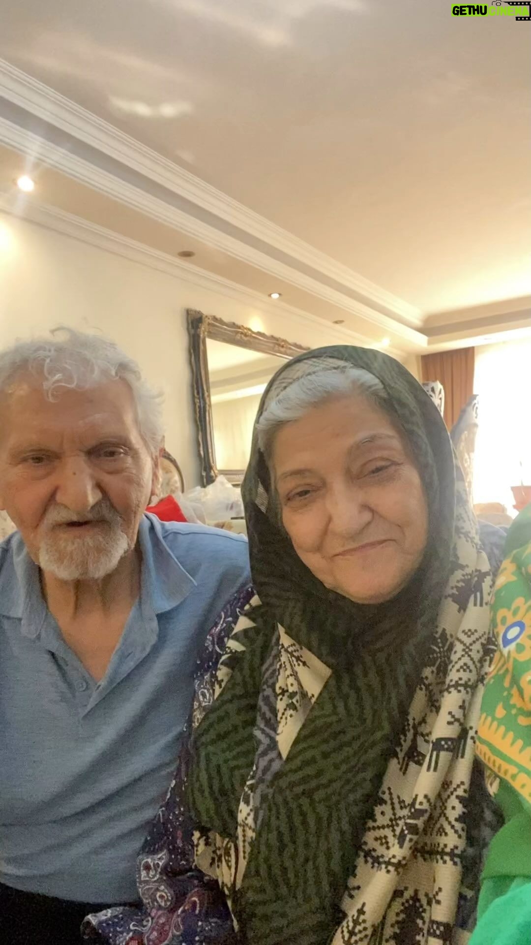 Behnoush Bakhtiari Instagram - کلمه الهی برای اینه که همه توخانواده ما عادت قدیمی به دعا کردن دارن…میدونم دور از جان ،خیلی از دوستام خانواده هاشونو از دست دادن…و از همینجا میبوسم روح پدران و مادران رفته را و این رسم دنیاست… 😞شاید هم ما زودتر از همه رفتیم …بابا به من غر زد که چرا نذاشتی کراواتمو بزنم؟؟تیپ بزنم… مامان کفت میخوای برای دخترا خودنمایی کنی؟؟؟😂😂بابا گفت خود نمایی چیه زن؟؟؟آدم باید همیشه رسمی بپوشه شیک باشه بوی خوب بده انسانی رفتار کنه.. خلاصه گفتم مردم میفهمن برای ویدیو کراوات زدی … بذار مثل همیشه خود خود خودمون باشیم…هرچی هستیم همینه که میبینید… از اول…شرافت و صداقت در زندگی ما حرف اول رومیزنه و تمام …خیلی چیزا رفت از زندگیمون ….. خیلی پول رفت….ولی ما راحت میخوابیم…من یکی دو بار از آدمای کثیف نامرد که فقط جای مهر روی پیشونیشون بود رکب خوردم .. ولی تجربه شد…اونم زمانی بود که رابطه م با خانواده م کمرنگ بود… شاید درس خدا بود …و چه ضرر بدی بود… دعاکنید هیچکس رکب نخوره از خوش باوریش … برای ما دعا کنید… الهی ….عزیز هر کسی رفته ،روحش شاد ارام و پولکی باشه🥹🥹💙💙