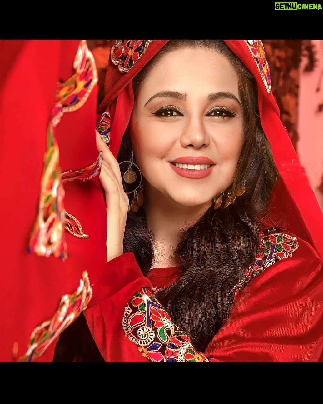 Behnoush Bakhtiari Instagram - آرزو داشتم روزی از نظر مالی به جایی برسم که بتونم دست چهار نفرو بگیرم… آرزو داشتم سفره ام باز باشد و همیشه در جواب کمک بگم بله میتونم… آرزو داشتم هیچ فقری را اطرافم نبینم… یا اگه میبینم خدا اونقد بهم برکت بده که به آدمای دیگه هم کمک کنم…الان هم سعی میکنم… ولی تورو خدا آدمها رو از خوب بودن پشیمون نکنید… دروغ نگید و کمک بگیرید…. اگه کسی از دستش بر بیاد هم چون پای دروغ وسطه اون حالو نمیده..بارها سو استفاده های بسیار بزرگی ازم شد ولی بازم دوس دارم انسان باشم… هر کاری ازم بربیاد برای همه بکنم… این رویای من بود… رسالت من بود …پشیمون نکنید انسان رو از انسانیت ❤️🙏 @behnoosh_bakhtiari #behnooshbakhtiari #بهنوش_بختیاری