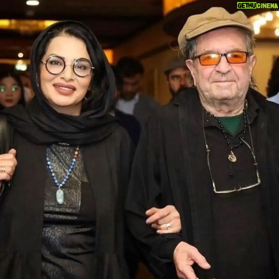 Behnoush Bakhtiari Instagram - نمیخوام باور کنم…. دو هنر مند عزیزم استاد داریوش مهرجویی و وحیده محمدی فر همسر گلش با سلاح سرد به قتل رسیدند؟؟؟؟؟مگه ما مرده بودیم ؟؟ من اصلا نمیخوام باور کنم فغان فغان فغان فغان ازاین درد اگر بودید چه میگفتید عالیجناب ؟؟؟وحیده جان اگه بودی همین را مینوشتی که فیلم بسازی برای امنیت مردم تمام عمر یه انسان برای امنیت و فرهنگ مردمش بجنگه بنویسه بسازه بیاره و بعد مفت مفت برود؟؟؟؟؟ خواهش تقاضا این است که هر چه زودتر تقاص خون عزیز دلمان را پس بگیرید،.. هر چند که شما فقط دنبال توقیف فیلمها هستید… بعید میدونم چنین انفاق مهیبی رو اصلا دنبال کنید…