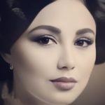 Behnoush Bakhtiari Instagram – همدیگر را پیر نکنیم  باور کنید تک تک آدمها زخمی اند. هرکس‌ درد خودش را دارد، دغدغه‌ و مشغله‌ خودش را دارد. باور کنید ذهنها خسته اند، قلبها زخمی اند، زبانها بسته اند. برای دیگران آرزو کنیم بهترینها را، راحتی را. یاری کنیم همدیگر را تا زندگی برایمان لذتبخش شود. آدمها آرام آرام پیر نمیشوند.  آدمها در یک لحظه با یک تلفن، با یک جمله، یک نگاه، یک اتفاق، یک نیامدن، یک دیر رسیدن، یک باید برویم و با یک تمام کنیم پیر میشوند.  آدمها را لحظه ها پیر نمیکنند. آدم را آدم ها پیر میکنند. �سعی کنیم هوای دل  همدیگر را بیشتر داشته باشیم… خدا رو چه دیدی… شاید در یکی از همین روزهای پاییز معجزه ای شد و تمام چه کنم چه کنم شما هم تمام شد…هر کسی در حال جنگ با چیزی در درون خسته آش هست… یارش باش در اون مبارزه نه علت جنگ درونی انسانی دیگر… پیری صاف در دل شکسته جاگیر میشود و دیگر نمیرود….از روزی که کامنتم را بستم که دو سالی میشود و از ترس حرفای مردم شبها کابوس دیدم… از وقتی دیدم چقدر راحت تهمت میزنند بی خیال پیج و ارتباط با مردم شدم دلم پیر پیر شد …. دلم از ترس دوستانم پیر شد…. اعتراف میکنم نیاز به کمک دارم….من نیاز به شنیدن حرفای خوب و مثبت دارم …. کمک لازم دارم …کمکم کنید که بدجوری ضربه زدن  بهم… زخمی کاری گذاشتند و رفتند …. و خدا میدادن که من هیچ نیت منفی نسبت به هیچ موجودی در دلم نبوده و نیست… وای این زخم‌ها عمیقا منو شکستند و دلم پیر و غمگین شد…منو از این چاله بیرون بکشید…. من  و تمام ابن مردم طفلکی … این مردم دل شکسته و من بهنوش رو با عشق لبریز کنید…. من هیچی جز محبت و حرفای خوب نمیخوام …. انتقاد رو کنار بگذارید … زمانه هرروز  از ما به شیوه خودش انتقاد می‌کند.،،.. زندگی هرروز داغونمون میکنه…. شما منتقد نباش … شما دلسوز باش…. من دلسوز باشم…. ما دلسوز باشیم ….. بابا همه قراره بریم زیر خاک ….. هیچکسی پنجاه سال دیگه نیست…..🥹
#behnooshbakhtiari #بهنوش_بختیاری 
#behnoosh_bakhtiari