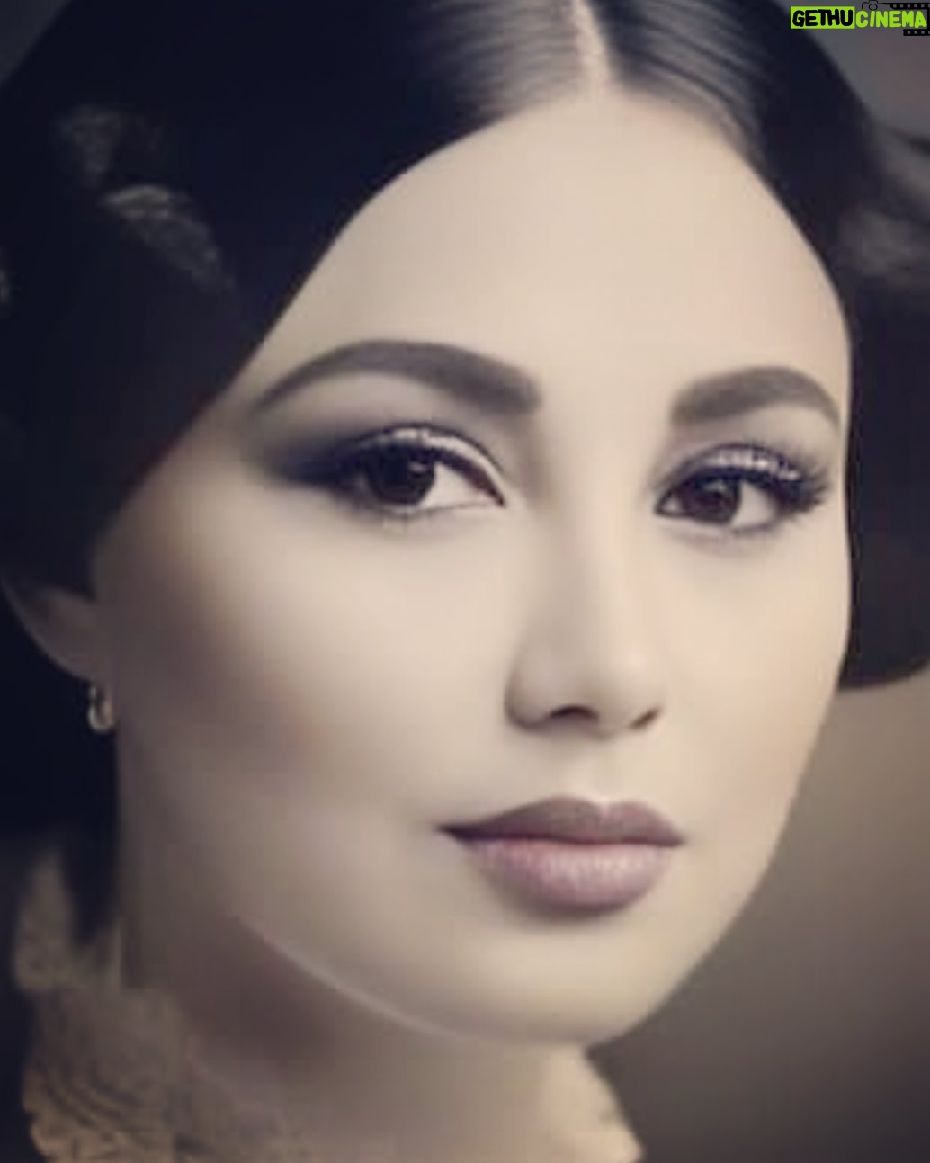 Behnoush Bakhtiari Instagram - همدیگر را پیر نکنیم باور کنید تک تک آدمها زخمی اند. هرکس درد خودش را دارد، دغدغه و مشغله خودش را دارد. باور کنید ذهنها خسته اند، قلبها زخمی اند، زبانها بسته اند. برای دیگران آرزو کنیم بهترینها را، راحتی را. یاری کنیم همدیگر را تا زندگی برایمان لذتبخش شود. آدمها آرام آرام پیر نمیشوند. آدمها در یک لحظه با یک تلفن، با یک جمله، یک نگاه، یک اتفاق، یک نیامدن، یک دیر رسیدن، یک باید برویم و با یک تمام کنیم پیر میشوند. آدمها را لحظه ها پیر نمیکنند. آدم را آدم ها پیر میکنند. �سعی کنیم هوای دل همدیگر را بیشتر داشته باشیم... خدا رو چه دیدی… شاید در یکی از همین روزهای پاییز معجزه ای شد و تمام چه کنم چه کنم شما هم تمام شد…هر کسی در حال جنگ با چیزی در درون خسته آش هست… یارش باش در اون مبارزه نه علت جنگ درونی انسانی دیگر… پیری صاف در دل شکسته جاگیر میشود و دیگر نمیرود….از روزی که کامنتم را بستم که دو سالی میشود و از ترس حرفای مردم شبها کابوس دیدم… از وقتی دیدم چقدر راحت تهمت میزنند بی خیال پیج و ارتباط با مردم شدم دلم پیر پیر شد …. دلم از ترس دوستانم پیر شد…. اعتراف میکنم نیاز به کمک دارم….من نیاز به شنیدن حرفای خوب و مثبت دارم …. کمک لازم دارم …کمکم کنید که بدجوری ضربه زدن بهم… زخمی کاری گذاشتند و رفتند …. و خدا میدادن که من هیچ نیت منفی نسبت به هیچ موجودی در دلم نبوده و نیست… وای این زخمها عمیقا منو شکستند و دلم پیر و غمگین شد…منو از این چاله بیرون بکشید…. من و تمام ابن مردم طفلکی … این مردم دل شکسته و من بهنوش رو با عشق لبریز کنید…. من هیچی جز محبت و حرفای خوب نمیخوام …. انتقاد رو کنار بگذارید … زمانه هرروز از ما به شیوه خودش انتقاد میکند.،،.. زندگی هرروز داغونمون میکنه…. شما منتقد نباش … شما دلسوز باش…. من دلسوز باشم…. ما دلسوز باشیم ….. بابا همه قراره بریم زیر خاک ….. هیچکسی پنجاه سال دیگه نیست…..🥹 #behnooshbakhtiari #بهنوش_بختیاری #behnoosh_bakhtiari