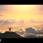 Behnoush Bakhtiari Instagram - باور نمیکنید از چهل به بعد فوق لیسانسم رو گرفتم…در رشته جامعه شناسی که خیلی دوسش داشتم ،چون وقت نداشتم دنبال ادامه تحصیل برم… زبان فرانسه خونده بودم اما پریده… باید در همین سن دوباره ویندوزتون بیاد بالا….تصمیم دارم اگه عمری باشد شصت سالگی شروع کنم به یادگیری تمام زبان‌هایی که دوست دارم…. به خوندن تمام کتابهایی که ترس معیشت نذاشت دنبالشان کنم…شخصا نظرم این است وقتی آرامش و امنیت باشد زندگی شیرین تر است… جوانی در ایران یعنی نگرانی ،عدم امنیت و ترس شدید از آینده…در میانسالی بسیار ارام ترخواهیم بود… پس هر کس به شما کفت پیر شدی با تمام انرژی که از جوانی داری بکوب تو دهنش😂 #یهنوش_بختیاری #behnoosh_bakhtiari #میانسالی #جوانی_کجایی_که_یادت_بخیر #پیر #جوانی #کهنسالی #کهنسالی_از_آنچه_در_آینه_میبینید_به_شما_نزدیکتر_است