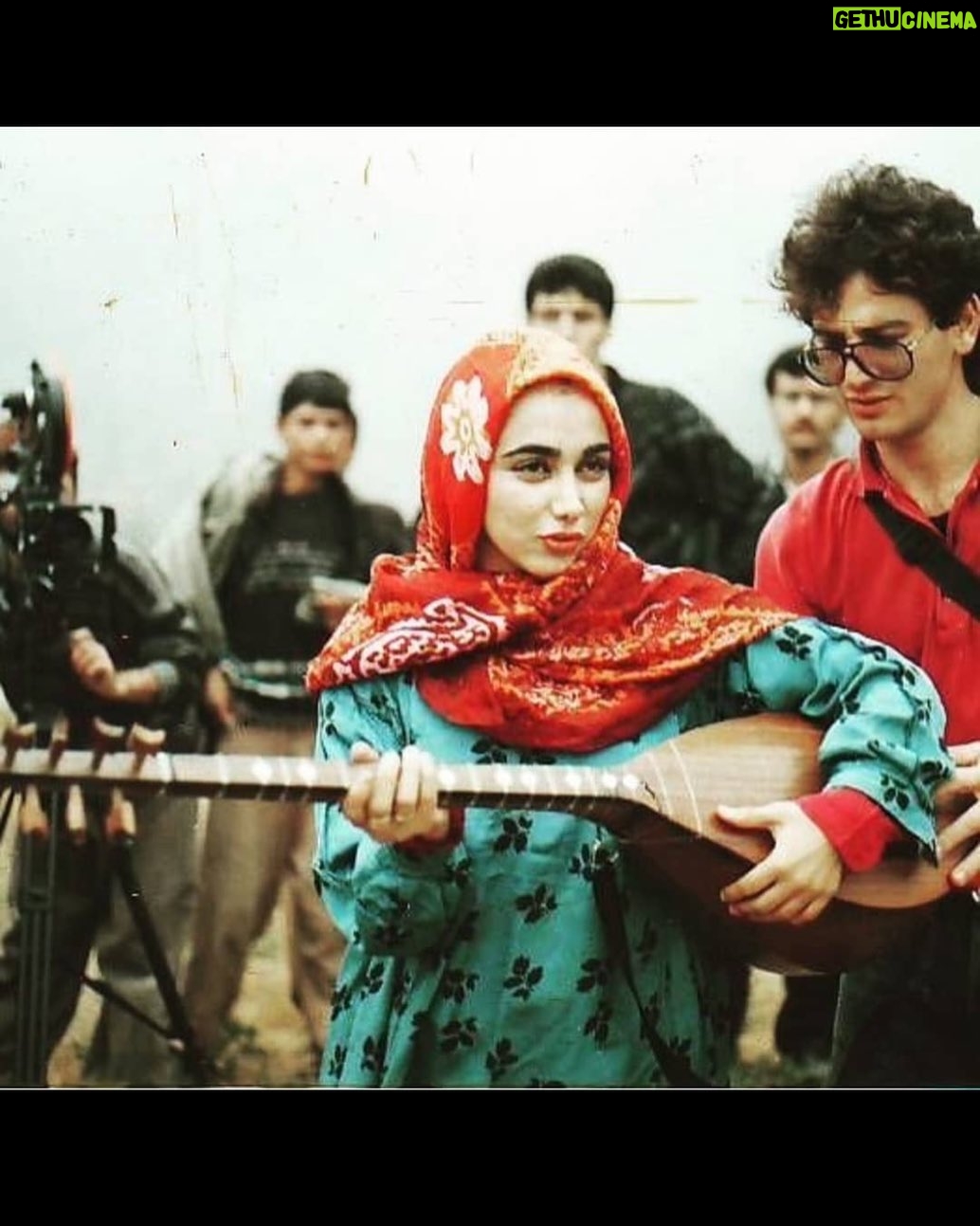Behnoush Bakhtiari Instagram - فیلم شانزده میلیمتری آنا به کارگردانی کریم عظیمی سال هفتاد در دامنه های سبلان… فیلمی با فضای بومی و لباسهای کامل محلی… با مینی بوس تا دامنه های کوه و سپس با وانت و قسمت زبادی را کوهنوردی میکردیم … به دامنه میرسیدیم دو پلان میگرفتیم نور میرفت و دوباره راه را بر میگشتیم.. این حرفه عاشقی میخواهد…یا تشکر فراوان از افای شکرزاده عزیز که فیلمبردار خوب ما بودند و این عکس رو برام فرستادند.. فیلم آنا در جشنواره سینمای جوان جوایزی زیاد گرفت…و واقعا یادش خوش❤️ #بهنوشبختیاری #behnooshbakhtiari