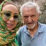 Behnoush Bakhtiari Instagram - پدر استخوان ترقوه است… هرگز از بین نمیرود و‌نمیشکند… همیشه در جمع کراوات میزنه… همیشه هم نماز میخونه … همیشه معترضه به دولت ولی همیشه هم میخنده ….پدر ستون زندگیست…و به قول بابا باز میشه این درا… صبح میشه این شبا …پدرم از ته قلب همیشه برای مردم ایران برای پیر و جوان آرزوی ثروت و سلامت و بهترینها رو داره و معتقده مردم ایران سزاوار این زندگی سخت نبودن……نوجوان بودم و روی غرور و لجبازی با پدرم یه مدتی روی موج لج بودم ولی غلط کردم بابا…… بچگی کردم بابا….. ببخش بابا🫣🫣🫣🫣🥹🥹🥹🤫🌹🌹🌹 الهی تمام پدران و مادران چه این دنیا چه در آن جهان حالشان توپ باشد❤️ پدرم مثل تمام پدران اون نسل به ما لقمه حلال داد،.. تا همین الان این مرد بلد نشده دروغ بگوید…. بدی بخواهد… بدی بگوید،.. و از نظرش تمام عالم خوب هستن…. فقط از توکل به خدا میگه….بابا مادرم رو شبیه گل میبیند و همیشه عشق عالم را نثارش میکند….، من هرگز صدای بلند پدر مادرم رو نشنیدم …. هر چه بود عشق و محبت و احترام بود…..معلومه که هر کی هر چه گفت ما فکر کردیم راست می‌گوید….هر کسی در سرش نقشه ای بود ما فکر کردیم خوبمان را میخواهد…. این تناقض خانواده سالم و جامعه ناسالم اشک منو بارها در این فضای سمی در آورد… کاش آنقدر انسان ساده دلی نبودی و ما را هم اینقدر ساده و خوش باور بار نمی آوردی….رو تنمون الان جای پنجه های گرگ نبود…تحمل اینهمه بی رحمی خیلی سخته بابا….جهان دیگر مثل شماها به خودش نخواهد دید…..از شما چیزی جز دعا برای خانواده ام و همه خانواده های با عشق نمیخواهم…. یاعلی🥺❤️🥺❤️ ❤️#بهنوش_بختیاری مرزداران