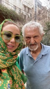 Behnoush Bakhtiari Instagram - پدر استخوان ترقوه است… هرگز از بین نمیرود و‌نمیشکند… همیشه در جمع کراوات میزنه… همیشه هم نماز میخونه … همیشه معترضه به دولت ولی همیشه هم میخنده ….پدر ستون زندگیست…و به قول بابا باز میشه این درا… صبح میشه این شبا …پدرم از ته قلب همیشه برای مردم ایران برای پیر و جوان آرزوی ثروت و سلامت و بهترینها رو داره و معتقده مردم ایران سزاوار این زندگی سخت نبودن……نوجوان بودم و روی غرور و لجبازی با پدرم یه مدتی روی موج لج بودم ولی غلط کردم بابا…… بچگی کردم بابا….. ببخش بابا🫣🫣🫣🫣🥹🥹🥹🤫🌹🌹🌹 الهی تمام پدران و مادران چه این دنیا چه در آن جهان حالشان توپ باشد❤️ پدرم مثل تمام پدران اون نسل به ما لقمه حلال داد،.. تا همین الان این مرد بلد نشده دروغ بگوید…. بدی بخواهد… بدی بگوید،.. و از نظرش تمام عالم خوب هستن…. فقط از توکل به خدا میگه….بابا مادرم رو شبیه گل میبیند و همیشه عشق عالم را نثارش میکند….، من هرگز صدای بلند پدر مادرم رو نشنیدم …. هر چه بود عشق و محبت و احترام بود…..معلومه که هر کی هر چه گفت ما فکر کردیم راست می‌گوید….هر کسی در سرش نقشه ای بود ما فکر کردیم خوبمان را میخواهد…. این تناقض خانواده سالم و جامعه ناسالم اشک منو بارها در این فضای سمی در آورد… کاش آنقدر انسان ساده دلی نبودی و ما را هم اینقدر ساده و خوش باور بار نمی آوردی….رو تنمون الان جای پنجه های گرگ نبود…تحمل اینهمه بی رحمی خیلی سخته بابا….جهان دیگر مثل شماها به خودش نخواهد دید…..از شما چیزی جز دعا برای خانواده ام و همه خانواده های با عشق نمیخواهم…. یاعلی🥺❤️🥺❤️ ❤️#بهنوش_بختیاری مرزداران