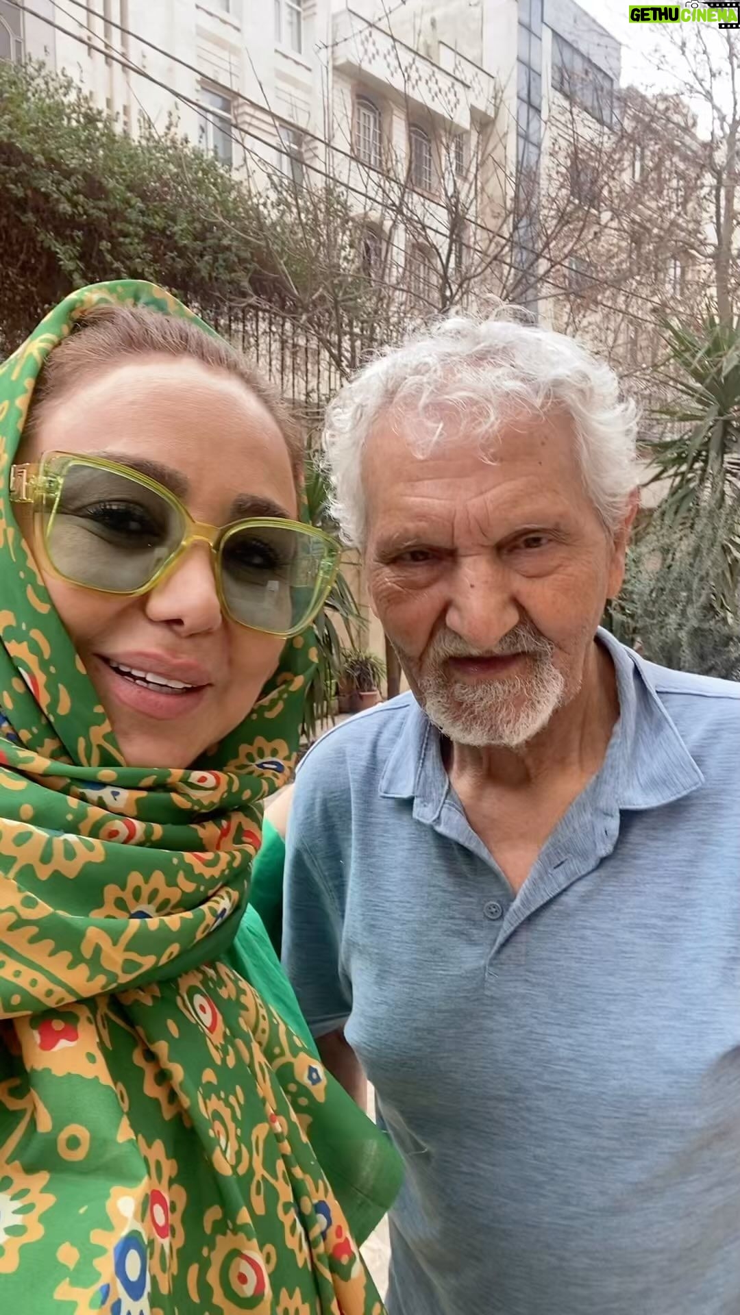Behnoush Bakhtiari Instagram - پدر استخوان ترقوه است… هرگز از بین نمیرود ونمیشکند… همیشه در جمع کراوات میزنه… همیشه هم نماز میخونه … همیشه معترضه به دولت ولی همیشه هم میخنده ….پدر ستون زندگیست…و به قول بابا باز میشه این درا… صبح میشه این شبا …پدرم از ته قلب همیشه برای مردم ایران برای پیر و جوان آرزوی ثروت و سلامت و بهترینها رو داره و معتقده مردم ایران سزاوار این زندگی سخت نبودن……نوجوان بودم و روی غرور و لجبازی با پدرم یه مدتی روی موج لج بودم ولی غلط کردم بابا…… بچگی کردم بابا….. ببخش بابا🫣🫣🫣🫣🥹🥹🥹🤫🌹🌹🌹 الهی تمام پدران و مادران چه این دنیا چه در آن جهان حالشان توپ باشد❤️ پدرم مثل تمام پدران اون نسل به ما لقمه حلال داد،.. تا همین الان این مرد بلد نشده دروغ بگوید…. بدی بخواهد… بدی بگوید،.. و از نظرش تمام عالم خوب هستن…. فقط از توکل به خدا میگه….بابا مادرم رو شبیه گل میبیند و همیشه عشق عالم را نثارش میکند….، من هرگز صدای بلند پدر مادرم رو نشنیدم …. هر چه بود عشق و محبت و احترام بود…..معلومه که هر کی هر چه گفت ما فکر کردیم راست میگوید….هر کسی در سرش نقشه ای بود ما فکر کردیم خوبمان را میخواهد…. این تناقض خانواده سالم و جامعه ناسالم اشک منو بارها در این فضای سمی در آورد… کاش آنقدر انسان ساده دلی نبودی و ما را هم اینقدر ساده و خوش باور بار نمی آوردی….رو تنمون الان جای پنجه های گرگ نبود…تحمل اینهمه بی رحمی خیلی سخته بابا….جهان دیگر مثل شماها به خودش نخواهد دید…..از شما چیزی جز دعا برای خانواده ام و همه خانواده های با عشق نمیخواهم…. یاعلی🥺❤️🥺❤️ ❤️#بهنوش_بختیاری مرزداران