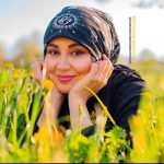 Behnoush Bakhtiari Instagram – صورتگر نقاشم هر لحظه بتي سازم
وانگه همه بت‌ها را در پيش تو بگدازم
صد نقش برانگيزم با روح درآميزم
چون نقش تو را بينم در آتشش اندازم
تو ساقي خماري يا دشمن هشياري
يا آنک کني ويران هر خانه که مي سازم
جان ريخته شد بر تو آميخته شد با تو
چون بوي تو دارد جان جان را هله بنوازم
هر خون که ز من رويد با خاک تو مي گويد
با مهر تو همرنگم با عشق تو هنبازم
در خانه آب و گل بي‌توست خراب اين دل
يا خانه درآ جانا يا خانه بپردازم……. ما در ره عشق تو اسيران بلاييم
كس نيست چنين عاشق بيچاره كه ماييم

ما را به تو سريست كه كس محرم آن نيست
گر سر برود سر تو با كس نگشاييم
تقدیم به خدایی که این روزا اونم با نارفیقها رفیق تره🙏