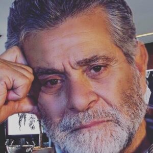 Behrouz Vossoughi Instagram - من بهروز وثوقى نفس به نفس اين سالها به شما فكركردم وبه مهروزى شما بمن بعنوان يك بازيگر و هر لحظه با جان و دلم شمارو سپاسگزارى كرده وميكنم.اگراينهمه تشويق،پشتيبانى وهمدلى شمامرا همراهى نكرده بود امروز وهرگز و هيچوقت من بهروز وثوقى در صحنه بازيگرى رشدوجلوه نكرده بودم. پس تاهستم  دست تك تكتان را ميفشارم و برايتان تندرستى وشادى ارزو ميكنم . بهروز وثوقى همگى شما

#بهروزوثوقى 
#behrouzvossoughi
#vossoughi_behrouz