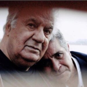 Behrouz Vossoughi Instagram - سلام ميكنم به مردم عزيزم ،
سلام ايران . من بهروز هستم ، بهروز وثوقىِ شما چهل ساله كه دور ازوطنم ودور از مردمم هستم و حالاكه ميخوام باهم وطنانم صحبت كنم ناراحت ام كه بايد با غم و اندوه با مردمم صحبت كنم و دراندوه ازدست دادن يك بزرگ يك برادر يك پيش كسوت يك استاد يك ناصر ماندگار يك ناصر ملك مطيعى كه اونم مثل من چهل سال منتظر ماند 
من امروز داغدار از دست دادن برادرى هستم كه به ارامش رسيد
ناصر عزيز من در وادى تجرددل غربت زده ام ودر مسير زندگانى جسمانى ام با تو دلخوش بودم . اينك اى استاد پيش كسوت هنريم كه سالهاى گذشته در كنار هم مثل دو برادركار كرديم وحالا من در غم از دست دادنت در اين غربت غريب دور از وطن مرثيه گويت شدم.
ناصر نازنين سى سال بر پرده سينمامحبوب دل مردم بود وچهل سال بيرون از پرده سينما باز هم محبوب مردم ماند و حالا ناصر عزيز پيش ما نيست ناصر رفت كنار فردين نازنين رفت پيش شاعر سينماعلى حاتمى رفت پيش بزرگاني كه سينماى ايران را ساختند وتحويل جوانان امروز دادند.
در اخر بايد بگم كه ناصر وفردين اين نازنين ها  تا ابد ستون هاى محكم سينماى ايران خواهد ماند. روحشان شاد.
#ابرمردسينما #ابرمرد_سينماى_ايران 
#ناصر_ملک_مطیعی 
#بهروزوثوقى
#behrouzvossoughi
#vossoughi_behrouz