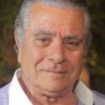 Behrouz Vossoughi Instagram – سال نورو ازاين غربت غريب به همه هموطنانم تبريك گفته وبرايشان سلامتى واستقامت آرزو ميكنم .ازاينكه شمادوستان و هموطنان من بمناست تولد ويا سال نو از من ياد ميكنيد سپاسگزارم همينطور اگاه ميشم گه گاهى در رسانه هاى مختلف چه در ايران و چه خارج از ايران كارها وهنرم و حتى شخصيت ام رو مورد بحث قرار داده و اكثرا مرا مورد تمجيد وتحسين قرار ميدهند لذا بر ان شدم تا شمه اى از حال و روزم را بعنوان سپاسگزارى با شما در ميان بگذارم.
من بهروز وثوقى انچه در قدرت وتوان جوانيم از هنرى كه وديعه خداوندى در وجودم نهاده شده در حد استطاعت بعرصه ديد مردم عزيز كشورم ايران نهادم، تا جاييكه مورد تحسين وتمجيد بسيارزياد آنها قرار گرفته وهر روز نيز با پيام هاى زيادى از طرق مختلف لطف ومرحمت خود رابمن روا ميدارند.
بايد بگم من نه قيصرم نه داش اكل ونه همه اون آدمهايى كه در پرده سينما به نمايش گذاشته شده، من فقط بهروزم ، اذعان دارم كه در تمام فيلم هايى كه در انها نقش افرينى نموده ام با همت و كمك همه اون كسانيكه در اين حرفه اعم از نويسنده، كارگردان،فيلمبردار و ساير همكاران با دقت و عشق و دوستى با تك تك نهت در موقع كار زندگى كرده و همه آن زمانها زندگيم راوقف هنر خداداديم كرده و رد امانت نمودم.وحالا
با اينكه چهار دهه با رنج دورى از ميهن عزيزم ايران وشما عزيزان هموطن در اين غربت غريب بسر ميبرم خوشبختانه سينه ام مالامال از نور معرفت وعرفان بهمراه دلدارى هاى عاشقانه شما همو طنان عزيز دلشاد وخوشنودم.وخداوند را شكرگزارم زيرا كه -اين همه سحرو فسون از دم آن همدم است-
بهار ١٣٩٧- بهروز وثوقى
#بهروزوثوقى
#behrouzvossoughi
#vossoughi_behrouz
