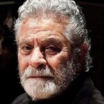 Behrouz Vossoughi Instagram – هموطنان عزیزم،
من بهروز وثوقی، ارادتمند همه شما که به طرق مختلف مرا مورد لطف و محبت قرار می‌دهید. تمنا دارم به خواهش دل من جواب داده، ‌مرا بخاطر انسانیت و نوع پروری دلشاد و خشنود نمایید. هموطنان عزیزم اکنون که ویروس کرونا سراسر جهان را فرا گرفته ‌و اکثر مردم را خانه نشین نموده، من هم در این غربت غریب دور از وطن در کنج خانه بیش از خودم بسیار زیاد نگران شما هستم. عده زیادی به این ویروس مبتلا و عده زیادی را نيز به مرگ کشانده است. و این خبرها بسیار نگران کننده است .مشكل بزرگ عدم امکانات کافی، فقراقتصادی و کمبود لوازم پزشكی و مواد غذایی در ایران خیلی از شما را که از ابتدایی ترین وسایل زیست اعم از سر پناه، غذا و دارو محرومید دچار مضیقه شدید وجبران ناپذیر نموده است ولی من با اطمینانی که از روحیه بخشش و نوع پروری برادران و خواهران عزیزم که وسع مالی و امکانات همیاری دارند تمنای عاجزانه ام اینست که از هیچگونه کمک به محتاجان دریغ ننمایند.
خداوند یار و یاور همه شما عزیزانم باشد
.
بهروز وثوقی
.
#بهروزوثوقى 
#behrouzvossoughi
#vossoughi_behrouz