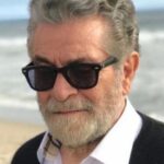 Behrouz Vossoughi Instagram – ملت شریف و عزیزوطنم
اکنون که گامم هشتاددومین سال زمانم را طی میکند وبا توجه با اینکه درست نیمی از این زمان را در غربت غریب بودم ولی با محبت ها ودلنوازی های حساس شمادلخوش هستم.هموطنان عزیزم بلای خانمانسوز کرونا در ایران جگرم را میخراشد درمانده اینم که درودها وتبریکات شما را جواب گو باشم یا غمخوار حزن و اندوه گرفتاران کرونا را.درمیان اشك و اه سپاس گوی شما هستم و به آنهایی که بهر وسیله تبریک گویم شدند مراتب تشکراتم را با تمام وجودم عرضه میدارم.
کوچک شما
.
بهروز وثوقی
#بهروزوثوقى
#behrouzvossoughi
#vossoughi_behrouz
