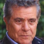 Behrouz Vossoughi Instagram – .
دل نوشته
هم وطنان عزیزم،
درزیر اندوه دوری از وطن در هم شکسته شده بودم سال هایی که میتوانستم اثاری ماندگار از انچه از من بجا مانده خلق کنم ساقه های وجودم به گل نشسته بود ومیرفت که عطر ان همه جا را پر کند و هنر خلاق را بساقه های استوارم سریان میداد چون جویبارهایی که تبدیل به رودی خروشان شود ومیرفت که به دریا بپیوندد،
ولى شور بختانه در کویر انقلاب بدون آب از تشنگی به له له افتادم تنها در وادی سرگردانی بی ثمر در انتظار بودم که ناگهان باران رحمت به رمض های ترک خورده ام باریدن گرفت و دست تقدیر و خواست خداوند مسیرم را از بیرون به درون گرایی سوق داد ،
بیک باره خشم واندوهم پایان یافت و دل وجانم مملو از لطافت های عرفان گردید ودر پرتوزمزمه های دل انگیز راهنمای دانا که الطف از سیاله های نورانی ومغناطیسی است آرام گردیدم پروانه واربگرد شمع وجودش به دوار افتادم. اینک ،
دلخوشم که همراه با ترنم زمزمه های دل انگیز الهی قدر دوستی های محبت امیز هم وطنان عزیز بویژه هنرمندانی که هر یک به نحوی تلاش دارند به وطن باز گردم را بدانم.
من در واپسین سالهای عمرم بدون هیچ خواستی و ارزویی و در این غربت غریب چشم براه دعاهای شما که سرشار از عطوفت ومهربانی است هستم .
کوچیک شما بهروز وثوقی
#بهروزوثوقى
#behrouzvossoughi
#vossoughi_behrouz