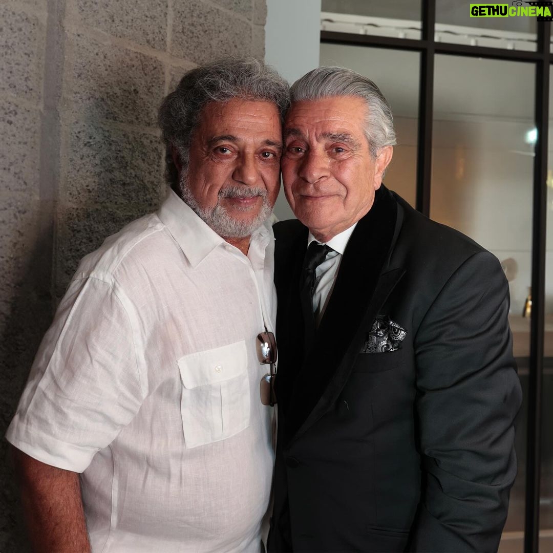 Behrouz Vossoughi Instagram - عکس های جدید دلنشینی از اون شب به یادماندنی به دستم رسید که دوس داشتم با شما هم به اشتراک بگذارم. امیدوارم تکرار این برنامه هارو بیشتر داشته باشیم. #مکس_امینی #بهروزوثوقی #شاهزاده_رضا_پهلوی #داریوش_اقبالی #گوگوش #لیلافروهر Los Angeles, California