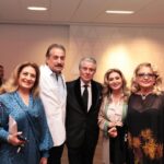 Behrouz Vossoughi Instagram - عکس های جدید دلنشینی از اون شب به یادماندنی به دستم رسید که دوس داشتم با شما هم به اشتراک بگذارم. امیدوارم تکرار این برنامه هارو بیشتر داشته باشیم. #مکس_امینی #بهروزوثوقی #شاهزاده_رضا_پهلوی #داریوش_اقبالی #گوگوش #لیلافروهر Los Angeles, California