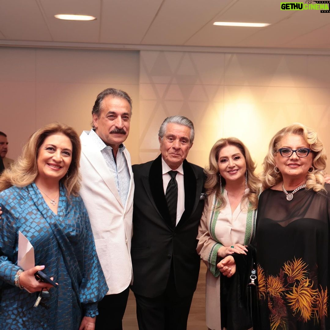 Behrouz Vossoughi Instagram - عکس های جدید دلنشینی از اون شب به یادماندنی به دستم رسید که دوس داشتم با شما هم به اشتراک بگذارم. امیدوارم تکرار این برنامه هارو بیشتر داشته باشیم. #مکس_امینی #بهروزوثوقی #شاهزاده_رضا_پهلوی #داریوش_اقبالی #گوگوش #لیلافروهر Los Angeles, California