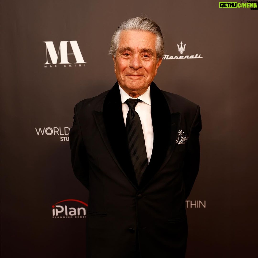 Behrouz Vossoughi Instagram - عکس های جدید دلنشینی از اون شب به یادماندنی به دستم رسید که دوس داشتم با شما هم به اشتراک بگذارم. امیدوارم تکرار این برنامه هارو بیشتر داشته باشیم. #مکس_امینی #بهروزوثوقی #شاهزاده_رضا_پهلوی #داریوش_اقبالی #گوگوش #لیلافروهر Los Angeles, California