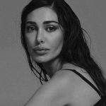 Belén Rodríguez Instagram - IL MIO CORPO MI HA CHIESTO DI NON COMBATTERE Intanto è una causa persa. Quando nasci donna Non vincerai mai contro lui Contro “il pregiudizio” Lui è un maschio, hai già perso. Sarai sempre più debole, sempre più stupida, sempre più fragile, il sesso debole dicono, dicono….. Squilibrata, colpa degli sbalzi ormonali! Quindi fuori luogo Pazza, paranoica…..già! Non andrà mai bene Se lavori, se non lavori Se sei mamma, se non lo sei Se sei indipendente oppure una mantenuta Se vai in palestra, o ti lasci andare Se ti trucchi troppo o troppo poco Se sei giovane, troppo giovane per capire O troppo vecchia per sentirti giovane Se fai l’amore va bene se invece facciamo sesso Sappiamo già come ci chiamano Se sai cucinare, oppure puzzi di fritto Ma questa dote determina se sei una brava donna di casa oppure no! Se stai zitta sei una sottomessa Se dai voce alla tua vita “NON SEI UNA TIPA SERIA”, sei anche poco elegante, poco raffinata, sboccata, volgare, stronza eppure scema! Ma se poi stiamo in silenzio (e ho provato anche a fare questo) ACCONSENTIAMO, così dice il detto giusto? Allora che faccio parlo non parlo?, vado a destra o a sinistra?, guardo in alto o guardo in basso?, vado al nord oppure vado al sud? Aspettate!, Mi sento confusa. “Il corpo” mi ha chiesto di non combattere, perché essendo un maschio (IL CORPO) sa meglio di me che come faccio SBAGLIO. Belén PS. ( quando il corpo non combatte l’anima s’innalza) Milan, Italy
