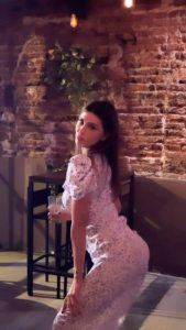Belén Rodríguez Instagram - COSÌ…. AUGURI GENTE! Vi auguro un anno pieno di leggerezza! Perché di problemi ne abbiamo già vissuto abbastanza!…… serenità e familia al vostro fianco che vi stringa così forte da togliervi il respiro! Vi voglio bene! Las Cañitas - Palermo