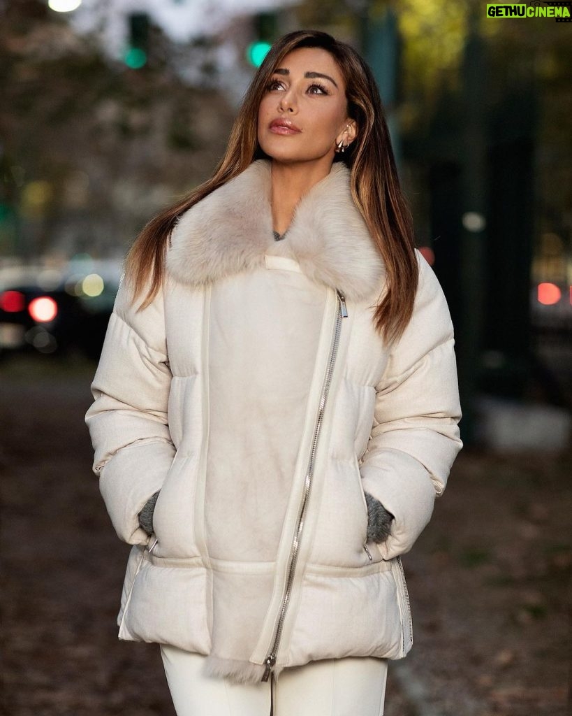 Belén Rodríguez Instagram - Bianco in inverno: un must! Ancora meglio se in @moorer_official #MooRER #adv
