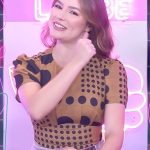Bela Fernandes Instagram - 🚨Estamos comemorando 3 anos da @bela_fernandesoficial apresentando o programa Lambe Lambe. E dessa vez, a atração exibe um conteúdo inédito de bastidores com a apresentadora. ❤️ Para assistir o vlog completo é só acessar o canal da TV Zyn no YouTube! ⚡️😍 #TVZyn #SBT #LambeLambe SBT - Sistema Brasileiro De Televisão