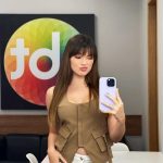 Bela Fernandes Instagram - Carta aberta para minha franja… as vezes eu gosto de você, mas só as vezes mesmo 🫶🏻💛 SBT - Sistema Brasileiro De Televisão