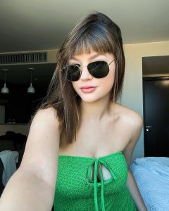 Bela Fernandes Instagram - Acostumando com o cabelinho novo 😬💚 Rio de Janeiro, Rio de Janeiro
