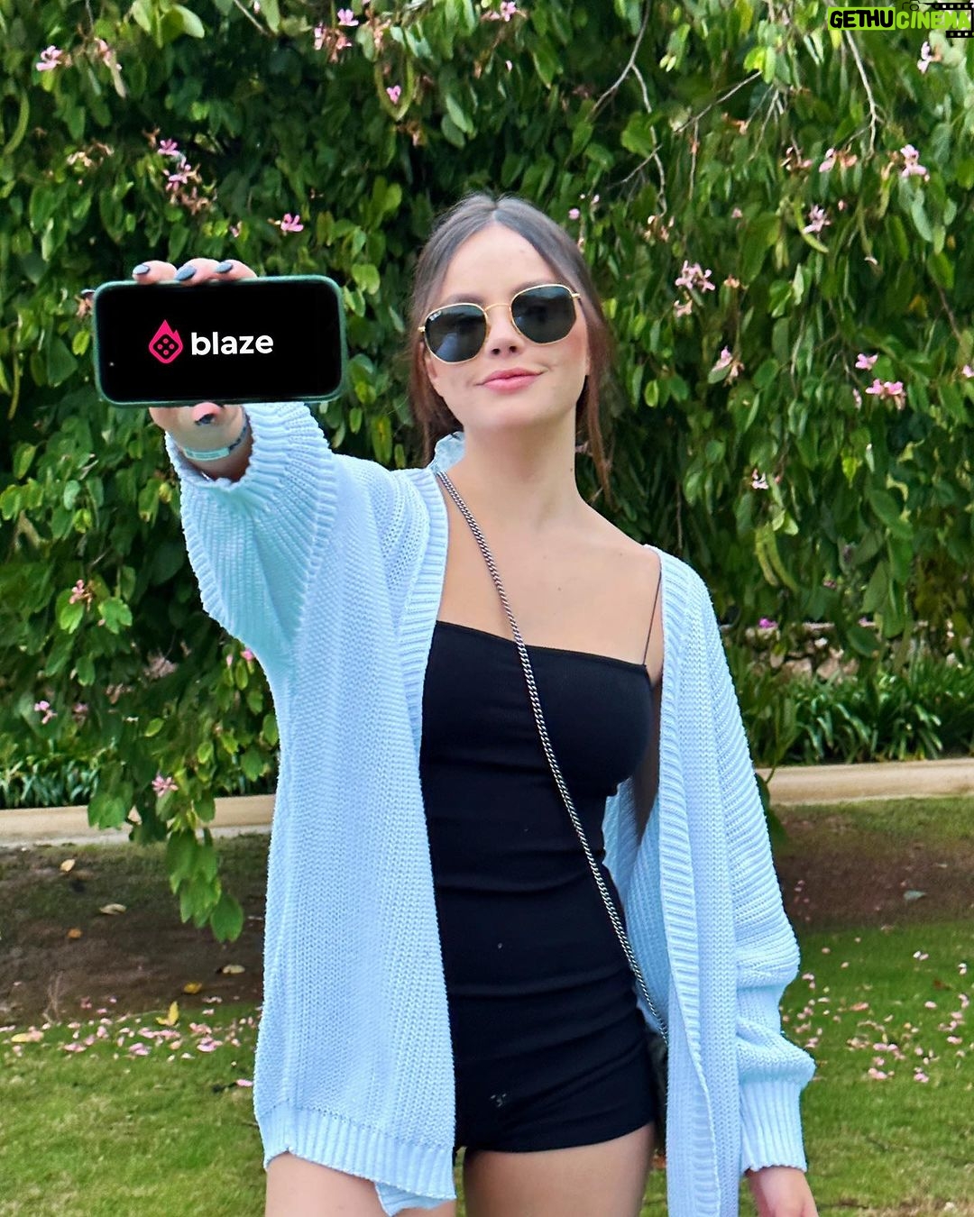 Bela Fernandes Instagram - Em todo lugar comigo @blazebrasil