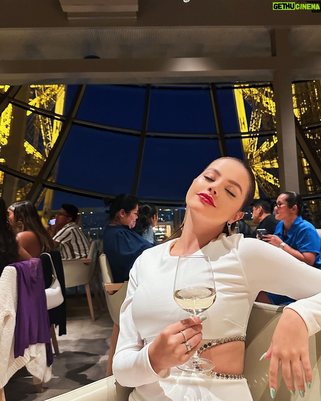 Bela Fernandes Instagram - Jantar dentro da Torre Eiffel Torre Eiffel, Paris, France.