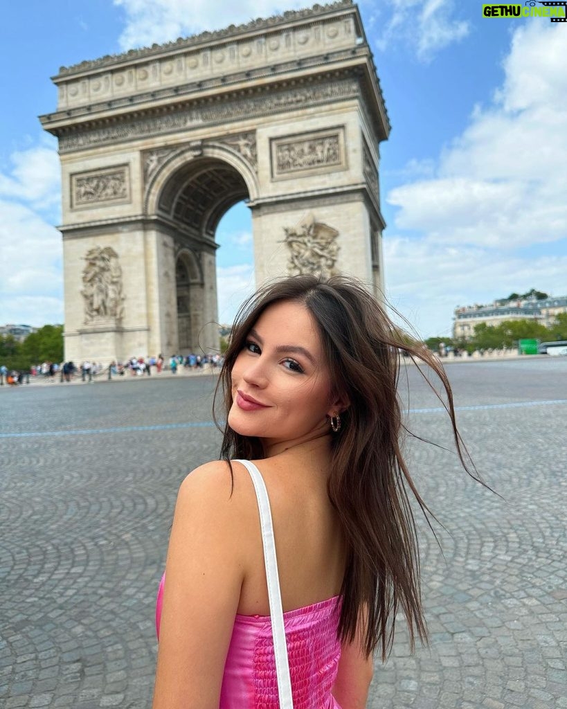Bela Fernandes Instagram - Ai Paris…. Como você é linda 😍 Paris, France