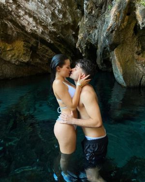Bela Fernandes Instagram - Conhecendo lugares incríveis com meu amor 💙