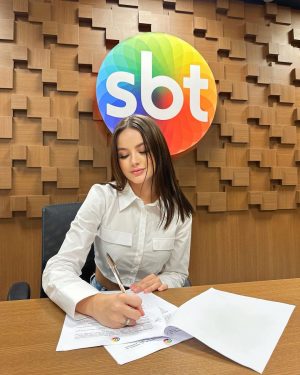 Bela Fernandes Instagram - A alguns anos fazendo parte da família @sbt , produzir conteúdos pra @tvzyn é um prazer pra mim ❤️
