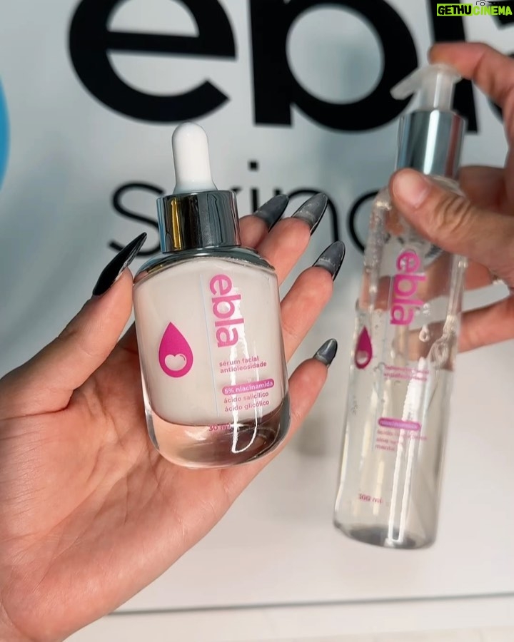 Bela Fernandes Instagram - Hojeee é o dia do autocuidado e para quem não sabe eu estou a mais de 5 meses desenvolvendo minha marca de skincare @eblaskincare 💧 essas embalagens ainda não são o projeto final, mas logo logo acredito que a marca vai estar pronta 🙌🏻💙 Já estou a alguns meses produzindo conteúdo para a rede vizinha sobre o tema e estou literalmente amando. Vamos lançar um Sabonete facial e um serum antiacne! Serum contém: 5% de niacinamida, ácido salicílico e glicólico, estamos fazendo alguns testes para incluir a melaleuca nele também, a demora para o produto ficar pronto é por que realmente estou querendo fazer algo MUITOOO BOM. Sabonete facial contém: Nano Niacinamida 5%, Extrato Glicolico de Camomila 2%, Aloe Vera 3% e Acido Hialuronico 1% Já estamos indo para o sexto mês de testes e iremos lançar uma coisa realmente legal!