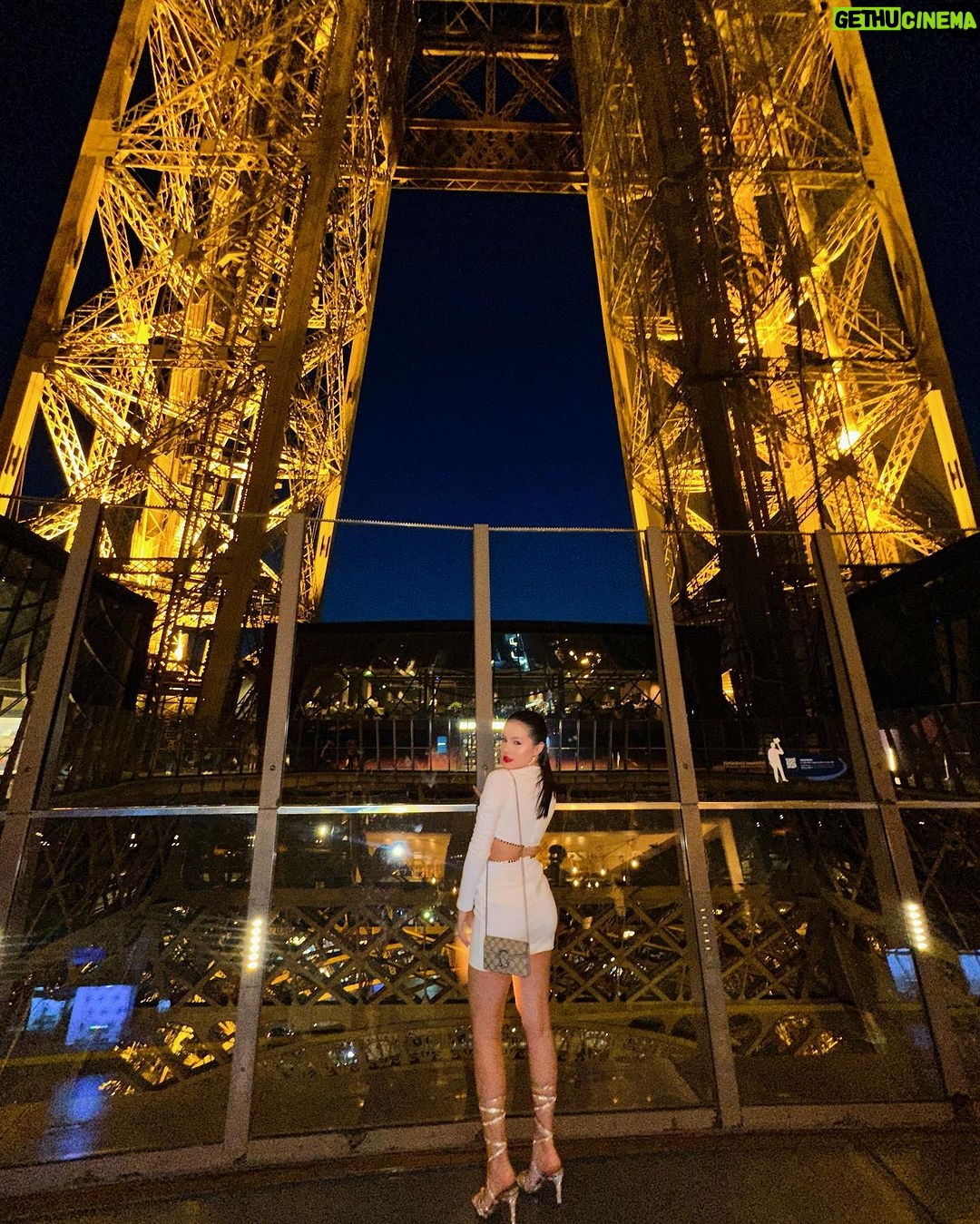 Bela Fernandes Instagram - Jantar dentro da Torre Eiffel Torre Eiffel, Paris, France.