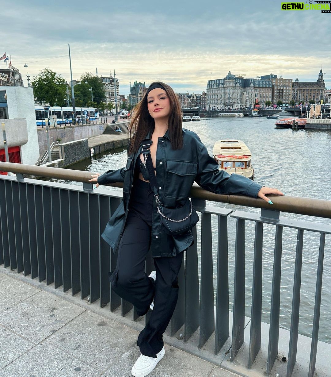 Bela Fernandes Instagram - Cheguei Amsterdã 🇳🇱 Amsterdam Centraal station