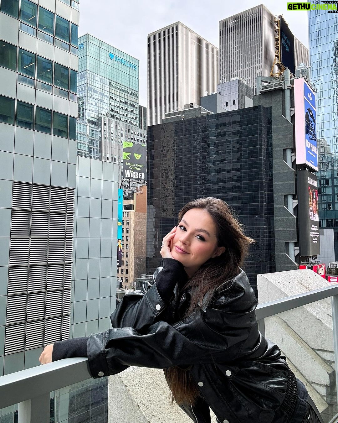 Bela Fernandes Instagram - Obrigada @hoteledison por ter sido nossa casa nesses dias incríveis, a estrutura e a localização fez nossa viagem ser ainda melhor ❤️ Times Square, New York City