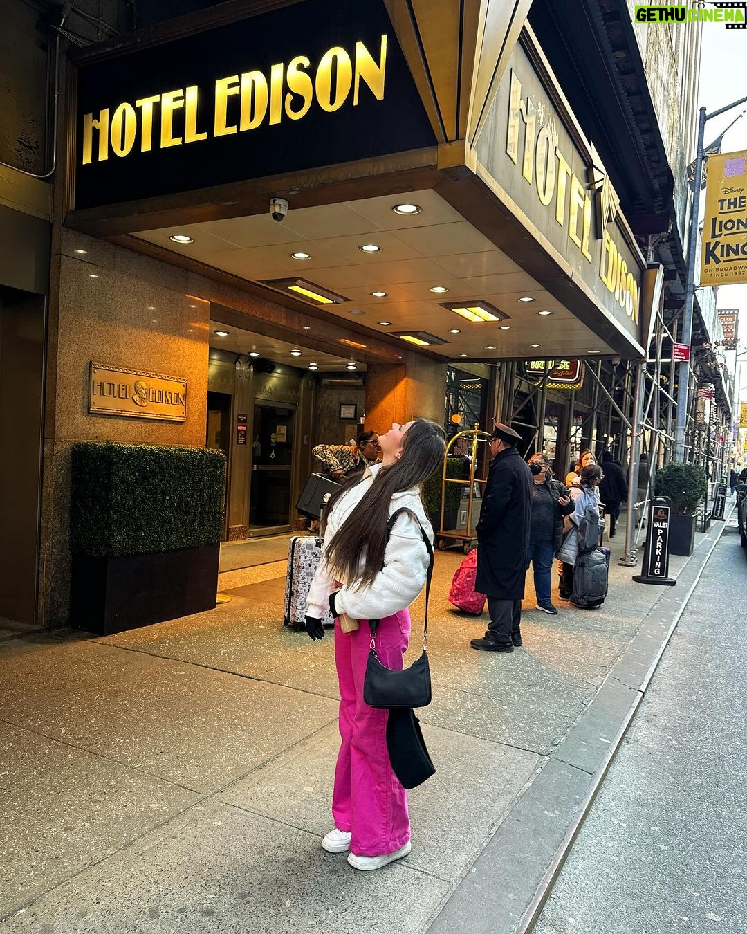 Bela Fernandes Instagram - Obrigada @hoteledison por ter sido nossa casa nesses dias incríveis, a estrutura e a localização fez nossa viagem ser ainda melhor ❤️ Times Square, New York City