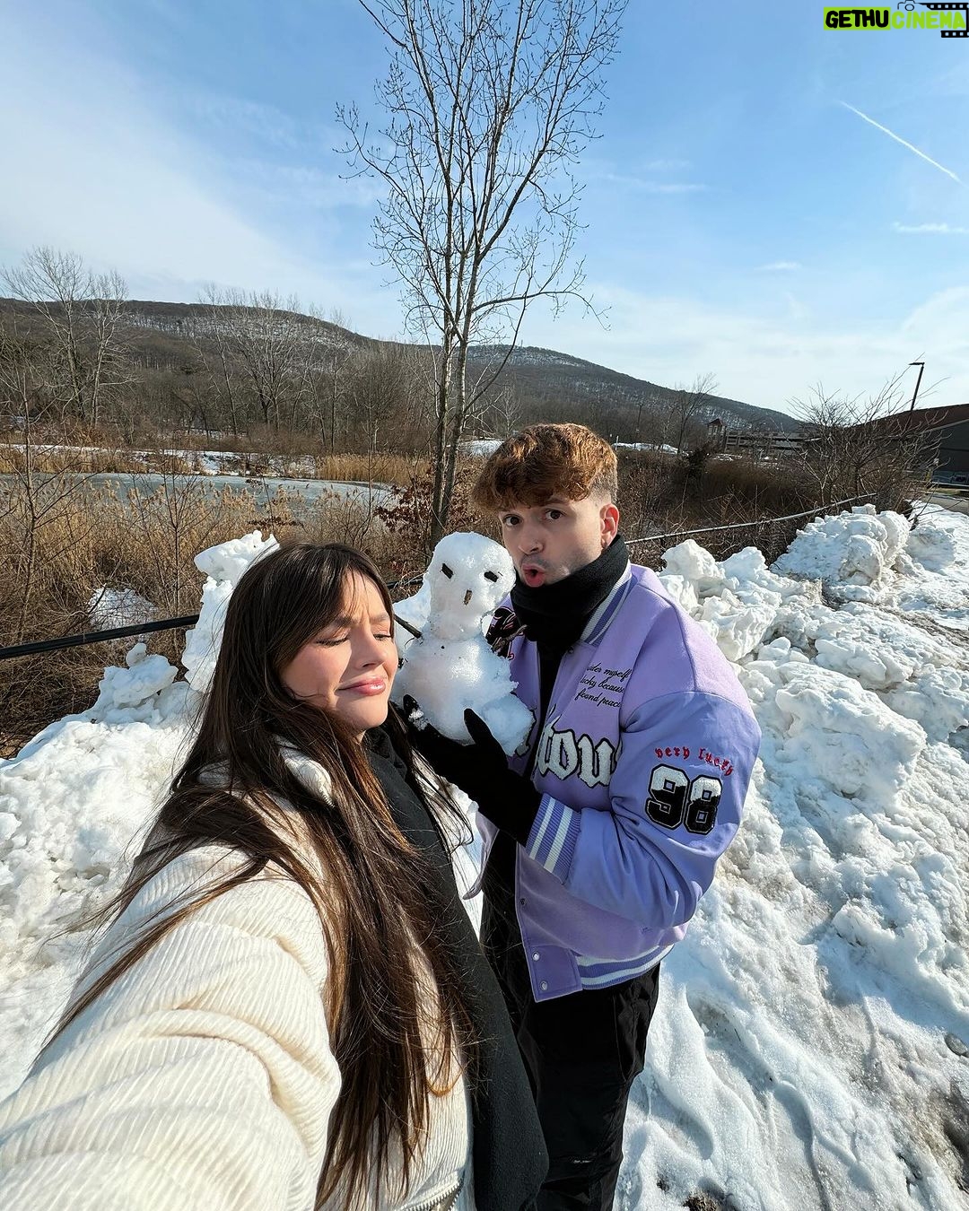 Bela Fernandes Instagram - Uma criança feliz que nunca viu a neve, um boneco de neve e algo que o João tentou fazer mas não é um boneco de neve Central Valley, New York