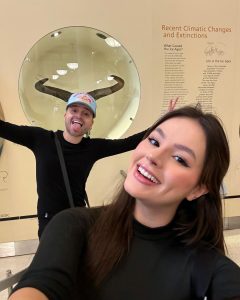 Bela Fernandes Instagram - Dia de museu hoje com meu amo…. ué, será que ela tá querendo me dizer algo? Manhattan, New York City